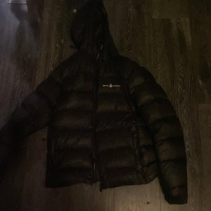 Sail racing Puffer - Bra skick använder inte längre helt enkelt varm bra för vintern som kommer så småningom. Mitt mitt pris 1700 ordinarie 4000. Inte ett fast pris kan absolut tänka mig gå ner i pris köpt en ny jacka därför jag säljer. Bara skriva vid funderingar. Storlek L /M skulle jag säga. Ända som e fel med den e kroken ba i jackan som e lös.