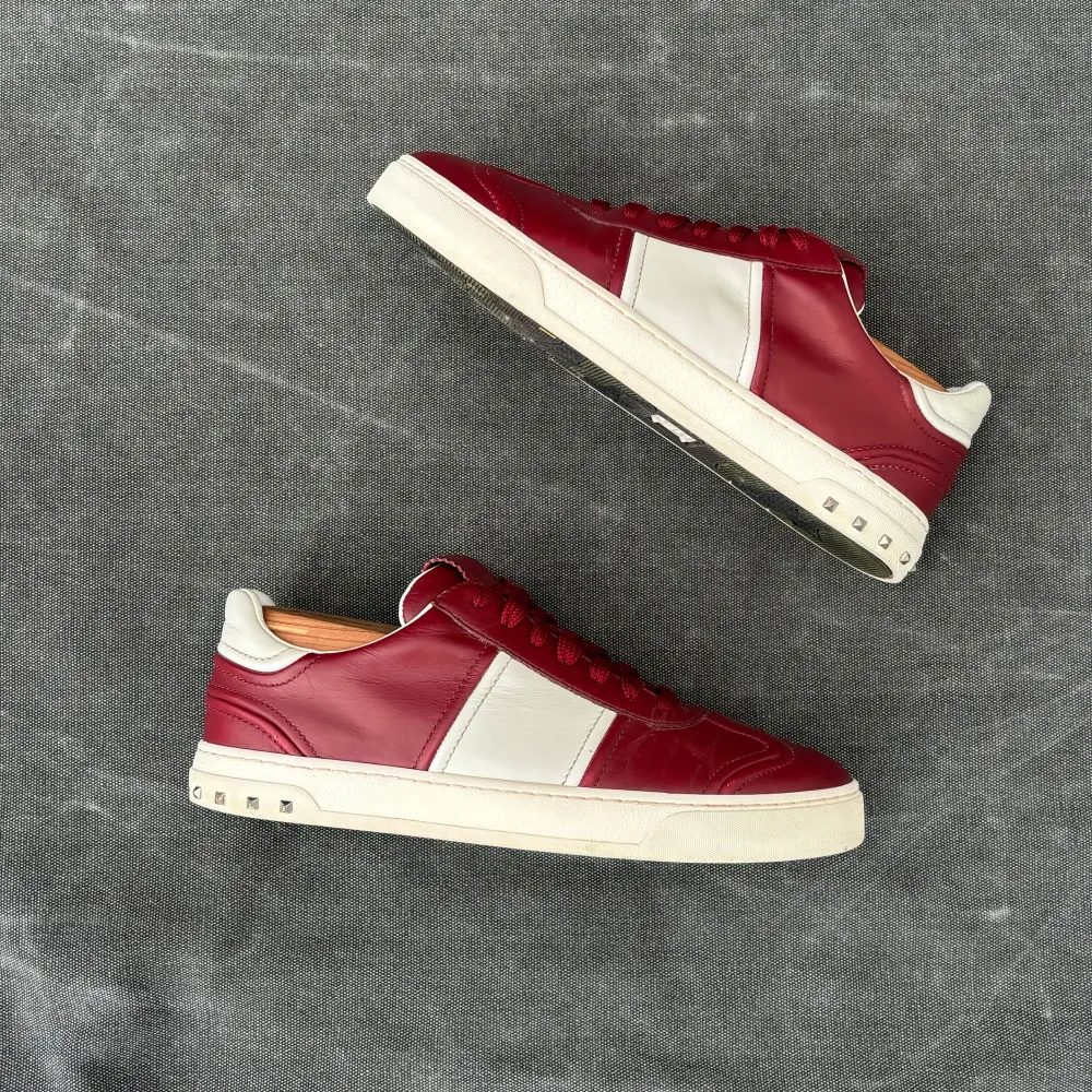 Valentino Garavani ”Flycrew” sneakers i läder - Storlek: EU 40 - Skick: 7/10 (1 nit saknas, skitig sula men går att tvätta) - OG: Inget - Nypris: 7000kr - Vårt pris: 2200kr - DM för frågor/prisförslag (OBS skoblock ingår ej). Skor.