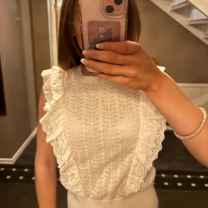 Vit spetsblus - Säljer en superfin vit spetsblus med volangdetaljer.  Knappt använd köpt för 500kr från Holly whyte 