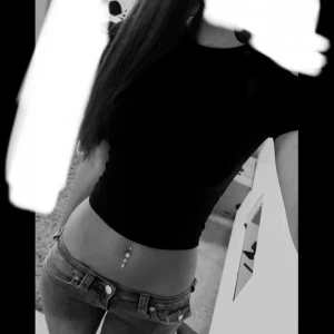 Svart croppad topp - Säljer en svart croppad topp i tight passform. Perfekt för sommaren eller en utekväll. Toppen är ärmlös och har en enkel, stilren design som passar till det mesta☺️🩷 Inga defekter och i strl XS