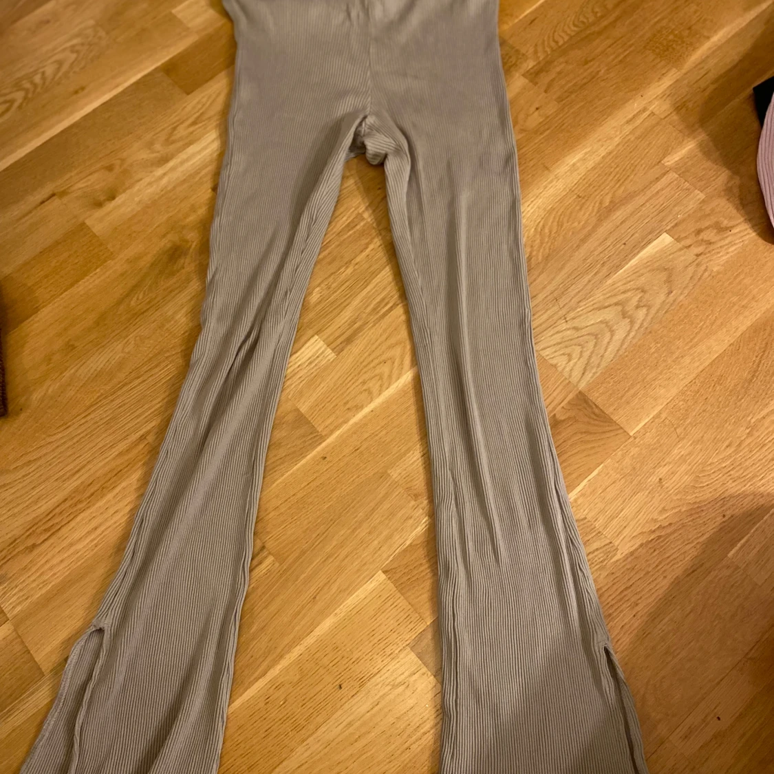 Beige ribbade byxor från H&M