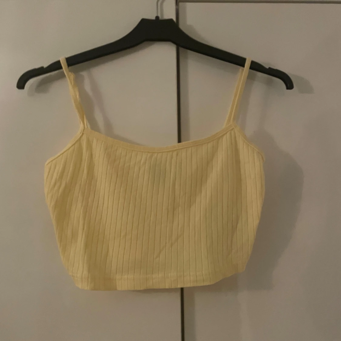 Ribbad croppad linne i gult/blått