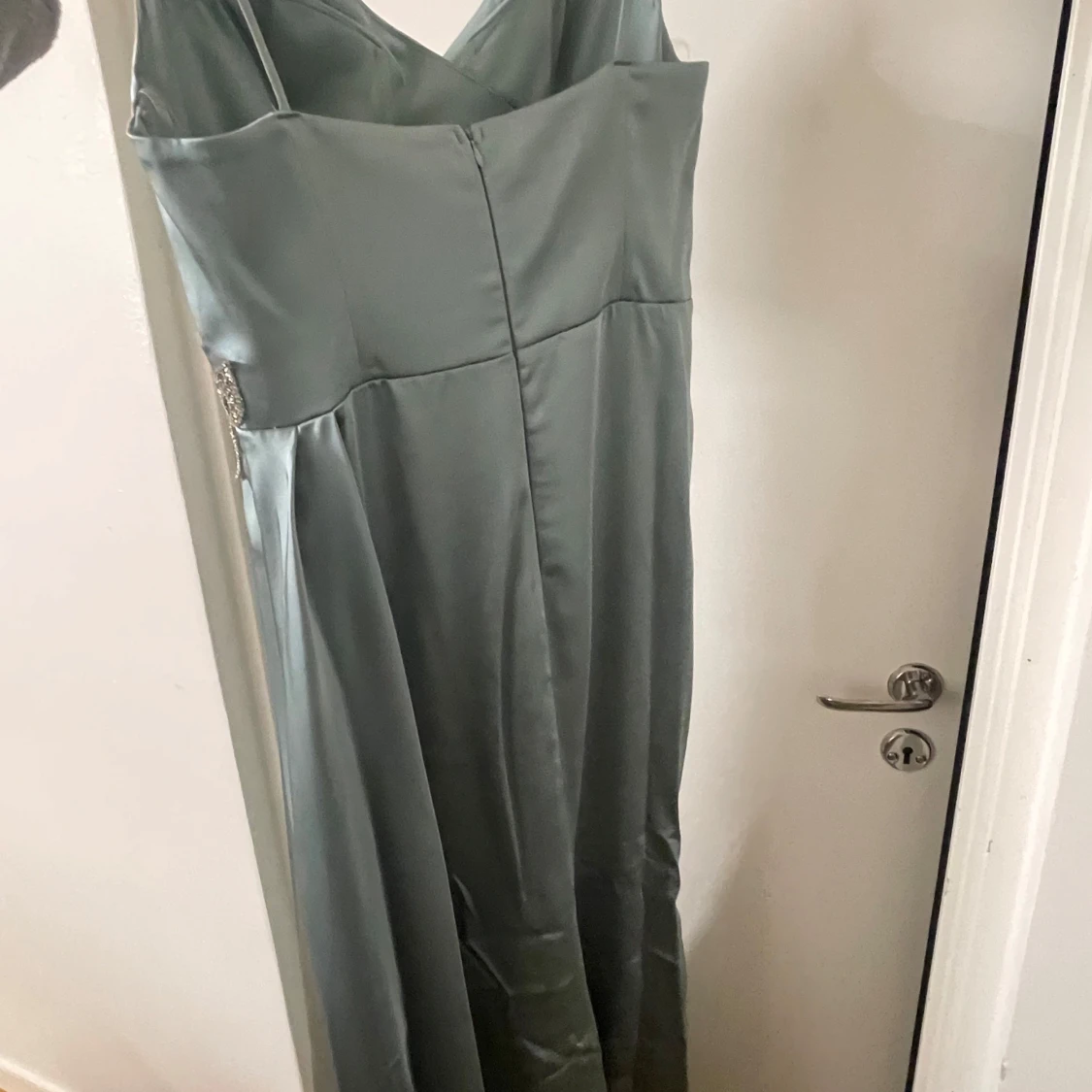 Ljusgrön/blå långklänning med smyckesdetalj - 91