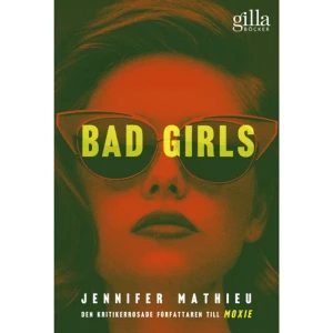 Bad girls (bok, flexband) - 1964, Texas. Det finns duktiga, snälla flickor. Evie Barnes är inte en av dem. Det är inte hennes kompisar heller -- de är högljudda, klär sig utmanande och hänger med killar. Framför allt skyddar de varandra i alla lägen, speciellt mot de som anser sig vara lite finare.En dag är Evie med om någonting fruktansvärt -- och den som skyddar henne då är någon Evie aldrig trodde skulle stå på hennes sida. Hon blir tvungen att ifrågasätta alla principer hon någonsin levt efter, för att komma underfund med vem hon egentligen är och var hennes lojalitet ligger.Bad girls är en svindlande berättelse om hemligheter, mord och kvinnlig vänskap. Ett tonårsdrama som utspelar sig i 60-talets USA, men med tankeströmmar som virvlar hela vägen fram till dagens ungdomsgeneration.Jennifer Mathieu har tidigare utkommit med ungdomsromanen Moxie, som älskades av både läsare och kritiker och som även blev långfilm regisserad av Amy Poehler. Nu är hon tillbaka med en ny bok i samma anda!    Format Flexband   Omfång 350 sidor   Språk Svenska   Förlag Lilla Piratförlaget   Utgivningsdatum 2022-04-05   Medverkande Carina Jansson   ISBN 9789178133376  