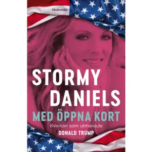 »Med öppna kort är verkligen en berättelse för vår tid. Och Daniels förmedlar sin historia med opolerad berättarröst.« | The Guardian »När man läser Stormy Daniels historia, berättad med hennes egna ord, blir man charmad av hennes skärpa och hennes klara självmedvetenhet. Jag vände blad, sida efter sida, genuint intresserad.« | CNNStormy Daniels är den forna porrstjärnan som hotar världens mäktigaste man. När nyheten läckte ut att Donald Trump - via sin advokat Michael Cohen - mutat Stormy Daniels med 130.000 dollar för att hålla tyst om den då tolv år gamla sexrelationen med Trump (»det minst imponerande sex jag någonsin haft«) fick det Vita huset att skaka i sina grundvalar. I den här boken berättar Stormy Daniels för första gången hela sin historia. Om hur hon gick från den tuffa uppväxten i den amerikanska södern till att bli en av porrindustrins mest framstående skådespelare och regissörer. Om festerna med, och relationerna till, rockband som Slayer, Sepultura och Slipknot. Och framför allt: Om vägen som ledde henne fram till de händelser som skulle placera henne i världspolitikens absoluta centrum. Det här är den ocensurerade historien om hur en ensam kvinna utmanar USA:s 45:e president. STORMY DANIELS föddes som Stephanie Gregory Clifford i Baton Rouge, Louisiana 1979. Hon började sin karriär som strippa i en husvagn och valde sitt artistnamn efter att ha sett en reklamfilm för Jack Daniel's. Med öppna kort är hennes första bok. »Rakt på sak, roligt och äkta. Och kanske ännu viktigare: När man läser hennes berättelse så tror man på henne.« | Washington Post »Det som är så uppfriskande är uppriktigheten. Den Daniels som framträder här är världslig och rolig. Hon är också helt obekymrat - man skulle nästan vilja säga underbart - skamlös.« | NY Times Book Review    Format Inbunden   Omfång 254 sidor   Språk Svenska   Förlag Modernista   Utgivningsdatum 2019-05-21   Medverkande Manne Svensson   Medverkande Jessica Hallén   Medverkande Lars Sundh   ISBN 9789177818618  