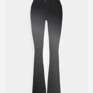 Svarta bootcut jeans - Snygga svarta bootcut jeans som är low waist! De är från Ltb i modellen Roxy och är så snygga. Storleken är W29 och L34. Pris kan absolut fokuserad skriv om ni är intresserade de är använda max 3 gånger