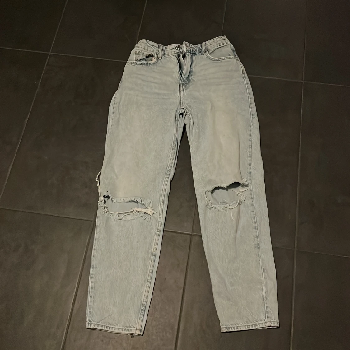 Ljusa jeans med slitningar