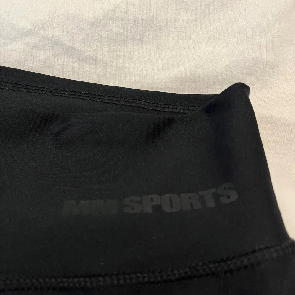 Säljer ett par svarta leggings från MM Sports i storlek M. De är perfekta för träning med sin tighta passform och bekväma material. Leggingsen är i mycket bra skick och har en hög midja som ger extra stöd under träningspasset.. Sportswear.