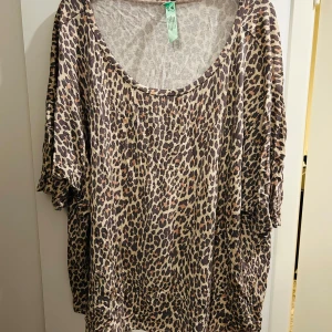 Leopardmönstrad topp i storlek L - Säljer en leopardmönstrad topp i storlek L. Den har en loose passform och korta ärmar, perfekt för en avslappnad stil. Materialet är mjukt och bekvämt, vilket gör den idealisk för både vardag och fest. 🐆