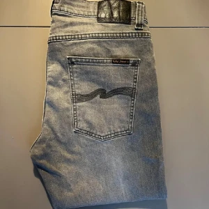 Grå jeans från Nudie Jeans - Ett par sjukt snygga gråa Nudie jeans i fint skick✅Storlek W32 L30 👖Modellen är Lean Dean✅