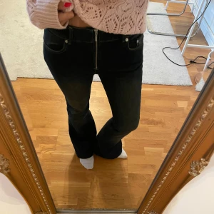 Weekday jeans - Säljer dessa slutsålda snygga weekday jeansen. Dom är uppsydda i längden (skriv privat för exakta mått/fler bilder). W28❣️❣️