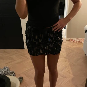 Kjol - Svart kjol med en paljetter och inbyggda shorts