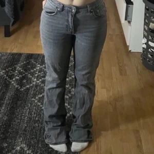 Lågmidjade jeans  - Säljer dessa mörk gråa jeans från Gina. De är lågmidjade och slutar fint vid benen.  Säljer då de blivit för små för mig. Köpte för 499kr, säljer för 200 men pris kan diskuteras