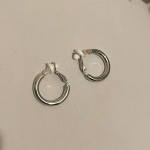 Clip-on Örhängen - jättesöta clip-ons som ej kommit till användning❣️❣️