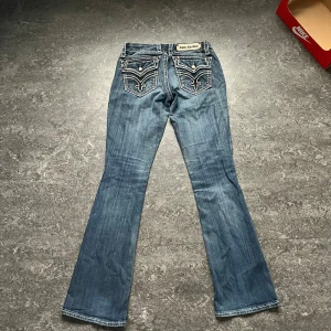 rock revival/ low waist - Hej säljer den här rock revival jeansen för 500kr! Den ser helt ny ut har inga defekter det är storlek 27 på dom. Skriv för fler bilder❤️