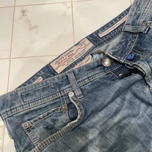 Jacob Cohen Jeans - Fina Jacobs som jag inte använt. Modellen är gammal och sitter som bard. Slim fit, Super feta och perfekt färg. Inga defekter. Pris kan diskuteras vid snabb affär