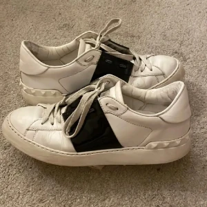 Valentino skor - Säljer mina älskade valentino skor då dem tyvärr är för stora för mig💔 hör av er vid frågor eller funderingar! 