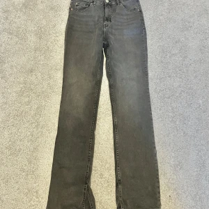 Gråa slit jeans   - Gråa slit jeans från H&M, never worn( oanvända). Pris kan diskuteras 