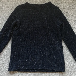 Stickad tröja  - Jätte snygg marinblå stickad tröja. Använd ca 2 gånger, säljer då den inte passar längre. Köpt för 400/500 