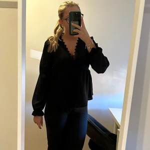 Blus  - Väldigt fin blus i tunt material. Säljs pga för liten över bysten. 