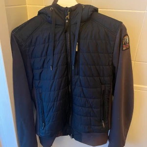 Parajumper cardigan höstjacka - Säljer nu min parajumper cardigan jacka (IVOR), då jag växt ur den. Jackan är i skick 8/10. Perfekt jacka till hösten och våren. Nypris ca 4200kr. Negativt: lite solblekt. Storlek: XS (14-16 år) 