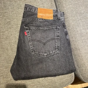 Levis 501 - Säljer mina levis 501 i storlek 31/32 då dom inte används, de är i bra skick inga defekter, priset går att diskutera vid snabb affär