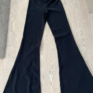 Yogapants - High Waisted Crossover Flare Yoga Leggings. Oanvända 