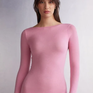 Intimissimi tröja - Säljer denna tröjan från intimissimi i den perfekta rosa färgen. Passar till allt. 