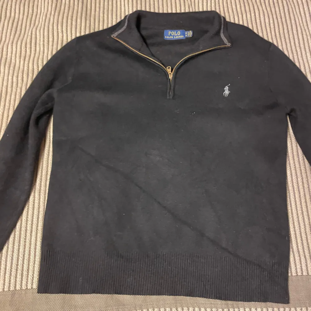 Svart Ralph Lauren half zip i bra skick Medium Köparen står för frakten Priset går att diskutera För fler bilder eller frågor skriv. Hoodies.