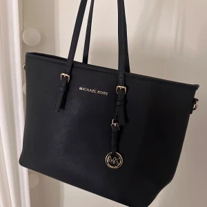 Michael Kors väska  - Använd ett tag men bra skick. Lädret och remsorna är intakta och ser nästan oanvänd ut. 
