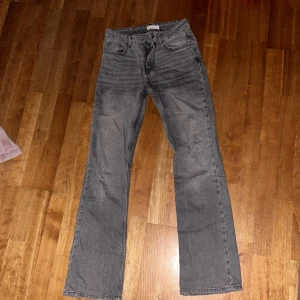Gråa jeans!! - Skitnice grå jeans från gina!! Skulle säga att de är mid waist men även långa i benen🤩🤩 Älskar! 