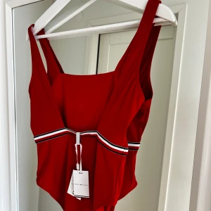 Baddräkt Tommy Hilfiger  - Helt ny baddräkt, har två stycken finns i både S och M. Priset kan diskuteras vid snabb affär. 