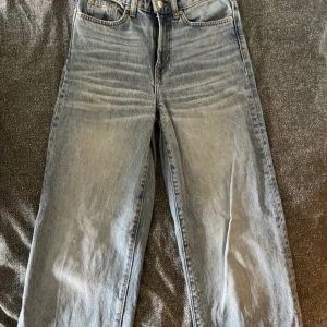 Blå jeansbyxor - Säljer ett par klassiska blå jeansbyxor med en straight passform. De har en traditionell femficksdesign och knappar i midjan. Perfekta för vardagsbruk och kan matchas med nästan vad som helst!