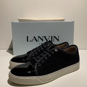 Lanvin skor - Hej! Säljer nu dessa sjukt populära lanvin skor. Skorna är i superfint skick! Nypris ligger på 5299kr Hör av dig vid frågor!