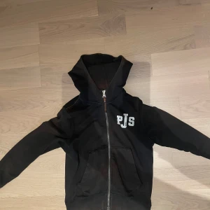 Parajumper huvtröja  - Säljer min parajumper tröja för att den nu har blivit för liten för mig, tröjan är i ett bra skick förutom att den är lite solblekt på vissa ställen. Jag skulle säga att storleken är 146-152 (xxs)