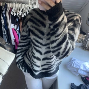 Stickad tröja - säljer min fina stickade tröja med lite zebra mönster, den är i storlek xs men den är lite större sitter mer som s 