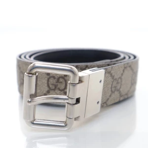 Reversible Gucci Belt - Köpt på Sellpy Cond: 7/10 Fit: 100cm  Betalning sker via swish, frakt betalas av köpare