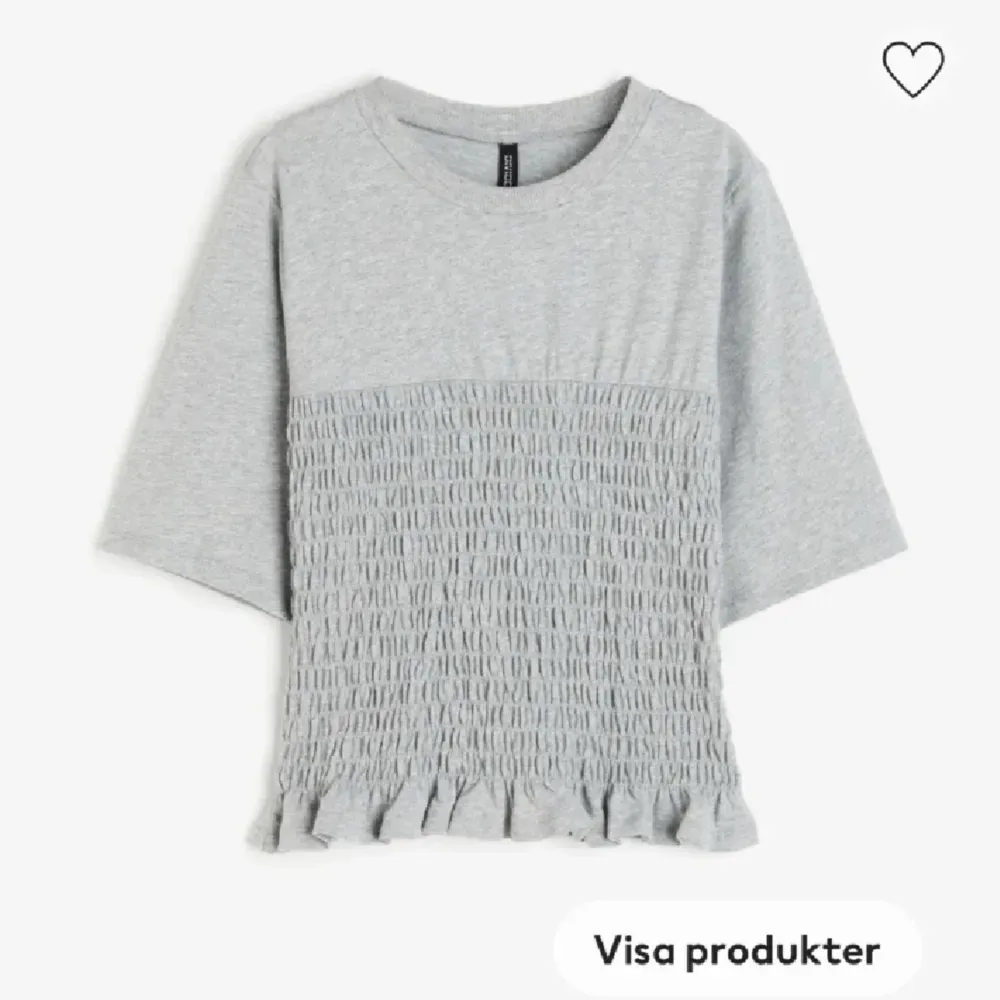 Säljer denna grå smockade, slutsålda toppen från h&m som är väldigt eftertraktad🩶storlek xs och endast använd ett fåtal gånger. T-shirts.