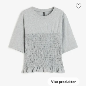 Grå smockad hm topp - Säljer denna grå smockade, slutsålda toppen från h&m som är väldigt eftertraktad🩶storlek xs och endast använd ett fåtal gånger