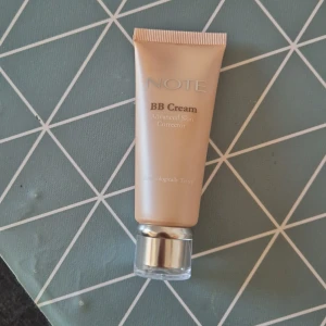 Cream - En bra bas kräm innan sminket som ger dig glow och en fin bas! Säljer då jag råka köpa dubletter! Nypris 140 något men jag säljer för 20