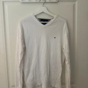 Vit Tommy Hilfiger tröja  - Använd ett par fåtal gånger