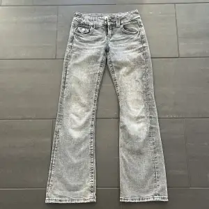 Ljusgrå bootcut jeans från Gina Tricot. Storlek: 152 Bra skick Djur och rökfritt hem.