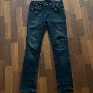 Nudie Jeans  - Nudie Jeans Grim Tim 31/32. Skicket är bra förutom ett hål i fickan. Grymt pris men priset är inte skrivet i sten 😄 