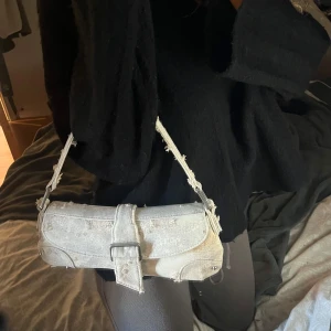 Väska  - Snygg handväska i vit och beige från Zara, alldrig använd.