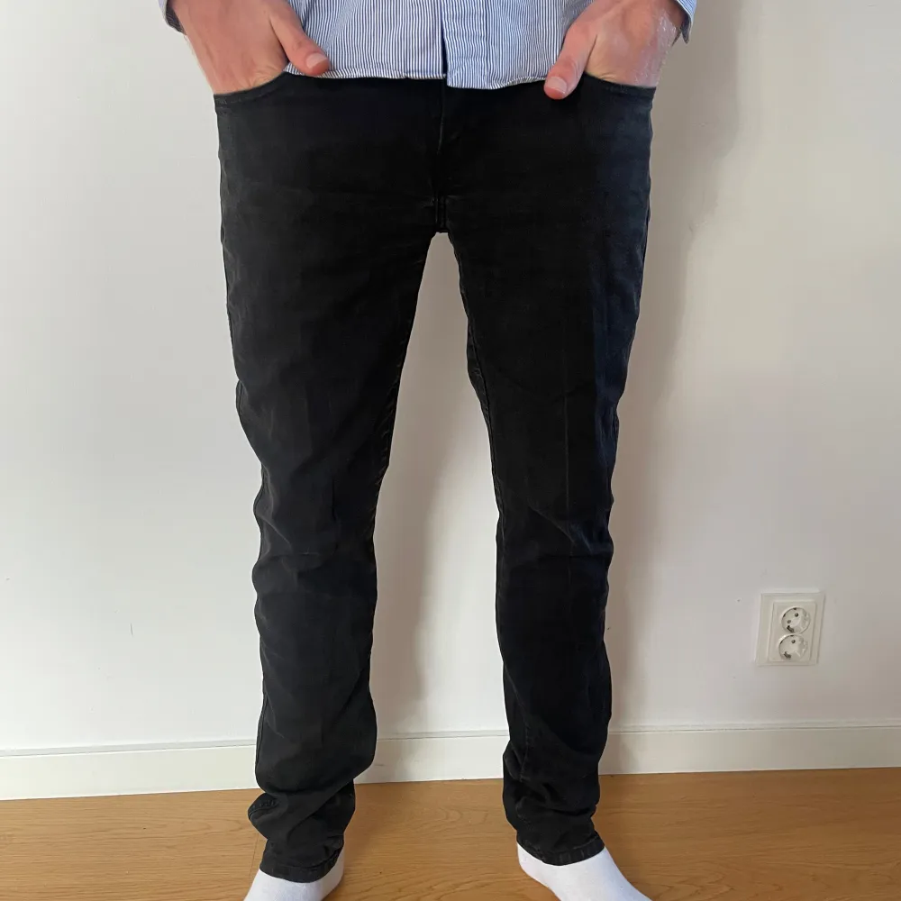 Replay anbass jeans i en svart/grå färg Knappt använda skick 9/10. Kontakta oss om ni har några frågor!😄 Modell: 184cm och 70kg . Jeans & Byxor.