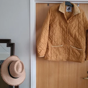 Jacka - Fint quilted jacka från England. Litet märke bak på, se bild.