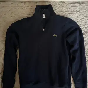 Lacoste halfzip tröja köpt från zalando, perfekt inför vintern inga hål eller skador. 