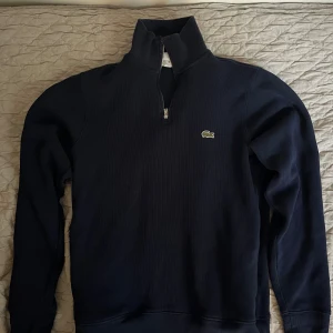 Lacoste Halfzip - Lacoste halfzip tröja köpt från zalando, perfekt inför vintern inga hål eller skador. 