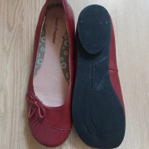 Röda ballerina skor - De perfekta!! mörkröda ballerina skorna för hösten! Strl 38 och passar true to size. I super fint skick. Tveka inte att ställa frågor om du undrar över något! Priset är diskuterbart så lämna gärna prisförslag☺️