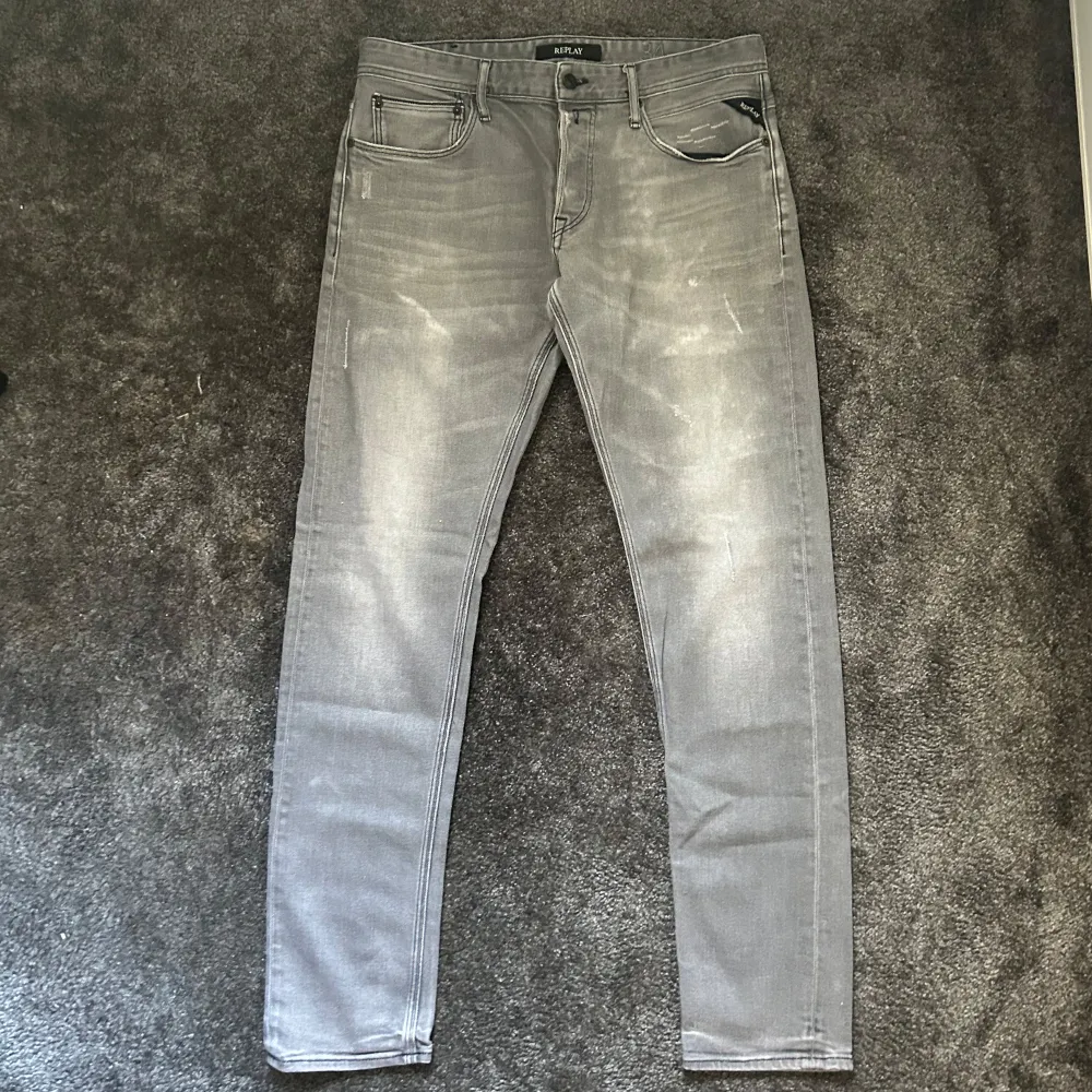 Ett par riktigt snygga replay jeans med snygga slitningar i modell anbass (slim fit) Storlek 34, ny pris 1899kr. Kontakta för fler bilder eller om du har några funderingar.. Jeans & Byxor.